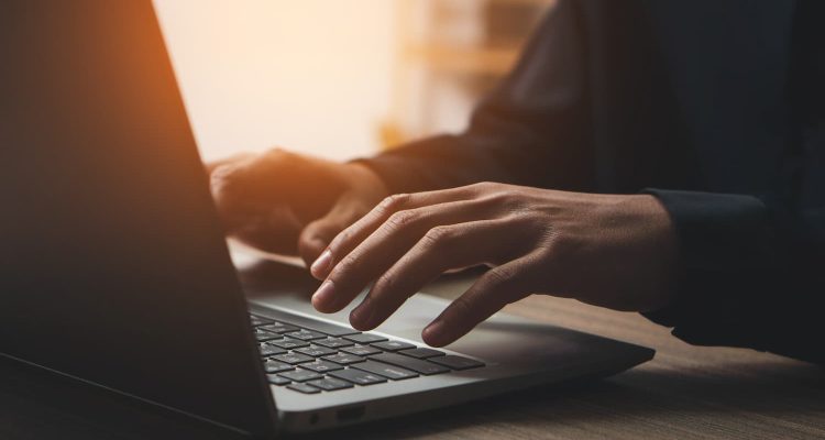 Palexpo - personne sur un ordinateur